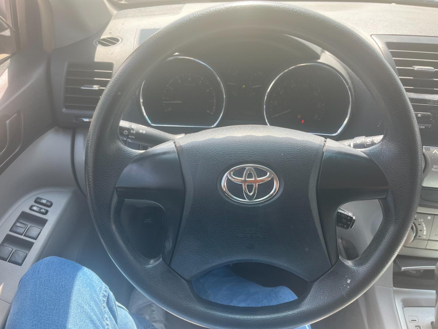 2009 SILVER /gray Toyota Highlander Base 2WD (JTEDA41A192) with an 3.5L V6 DOHC 24V engine, 5-Speed Automatic transmission, located at 14700 Tomball Parkway 249, Houston, TX, 77086, (281) 444-2200, 29.928619, -95.504074 - Photo#15